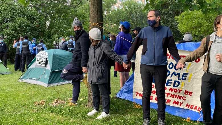 Toronto clears out large encampment at Trinity Bellwoods Park
