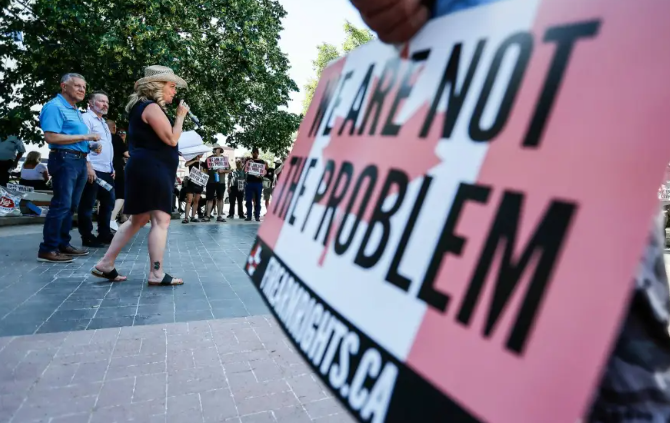 Hundreds rally at Winnipeg’s city hall against federal gun buyback