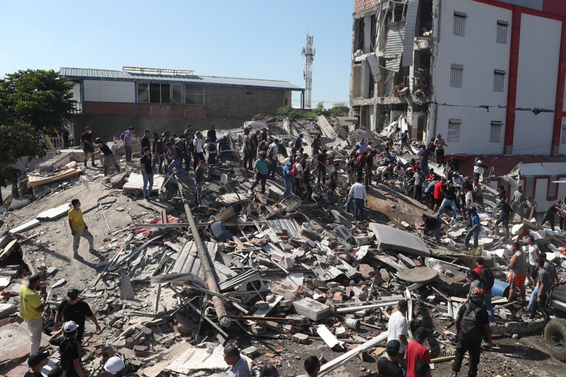 More than 70 dead after powerful earthquake strikes western Colombia