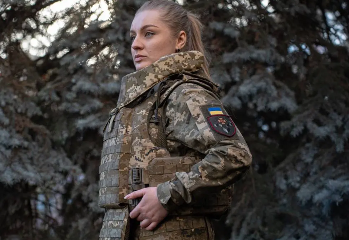 On Ukraine’s front lines, female soldiers testing Canadian-designed body armour