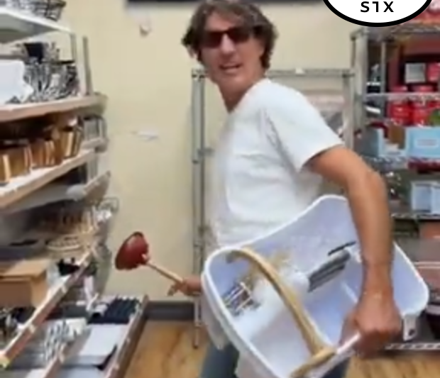 Cringe-O-Palooza: Trudeau, Perry stomp around Home Hardware singing a song